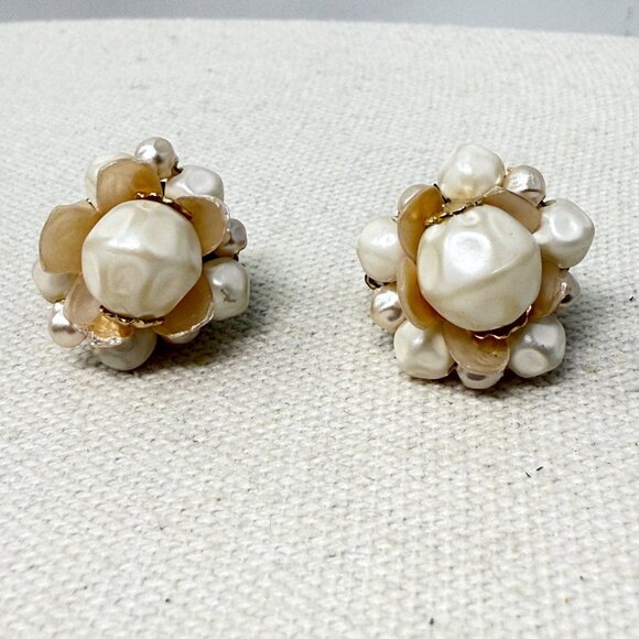 Vintage‎ Bead Cluster Earrings Clip-on Marked Japan Retro White Classic - Picture 1 of 9